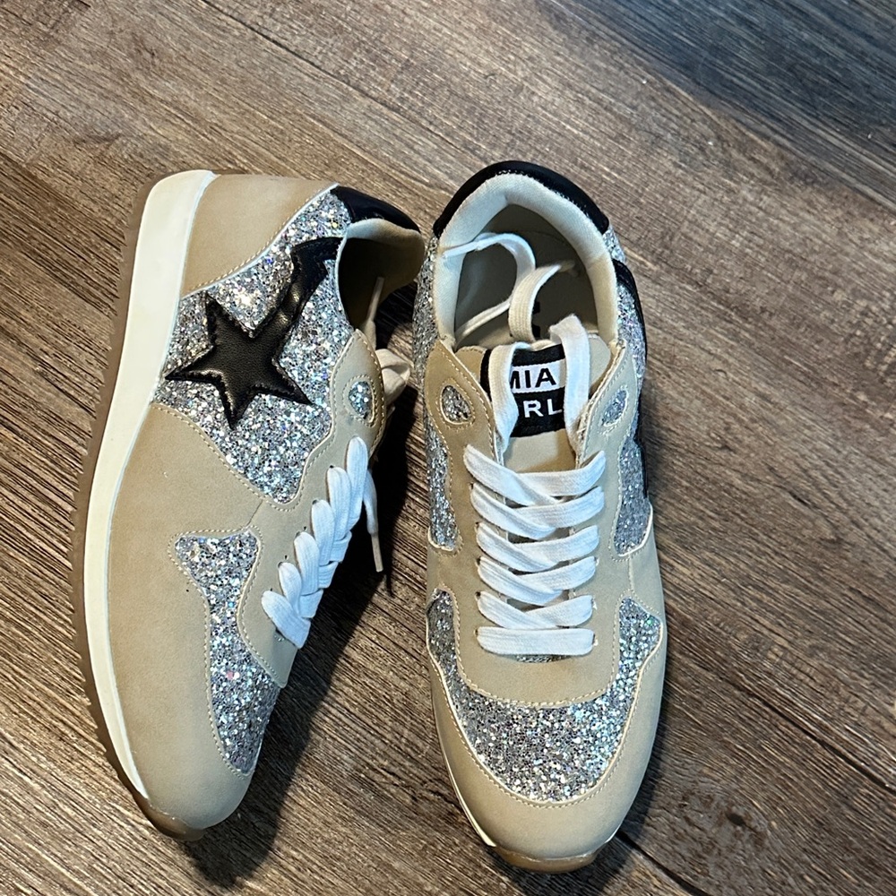 Mia Girl Irinie Star Sneakers NEW size 4